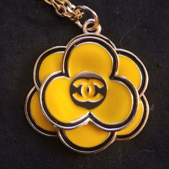 CHANEL Vintage Button- Gold and Yellow Floral Necklace - Picture 4 of 5